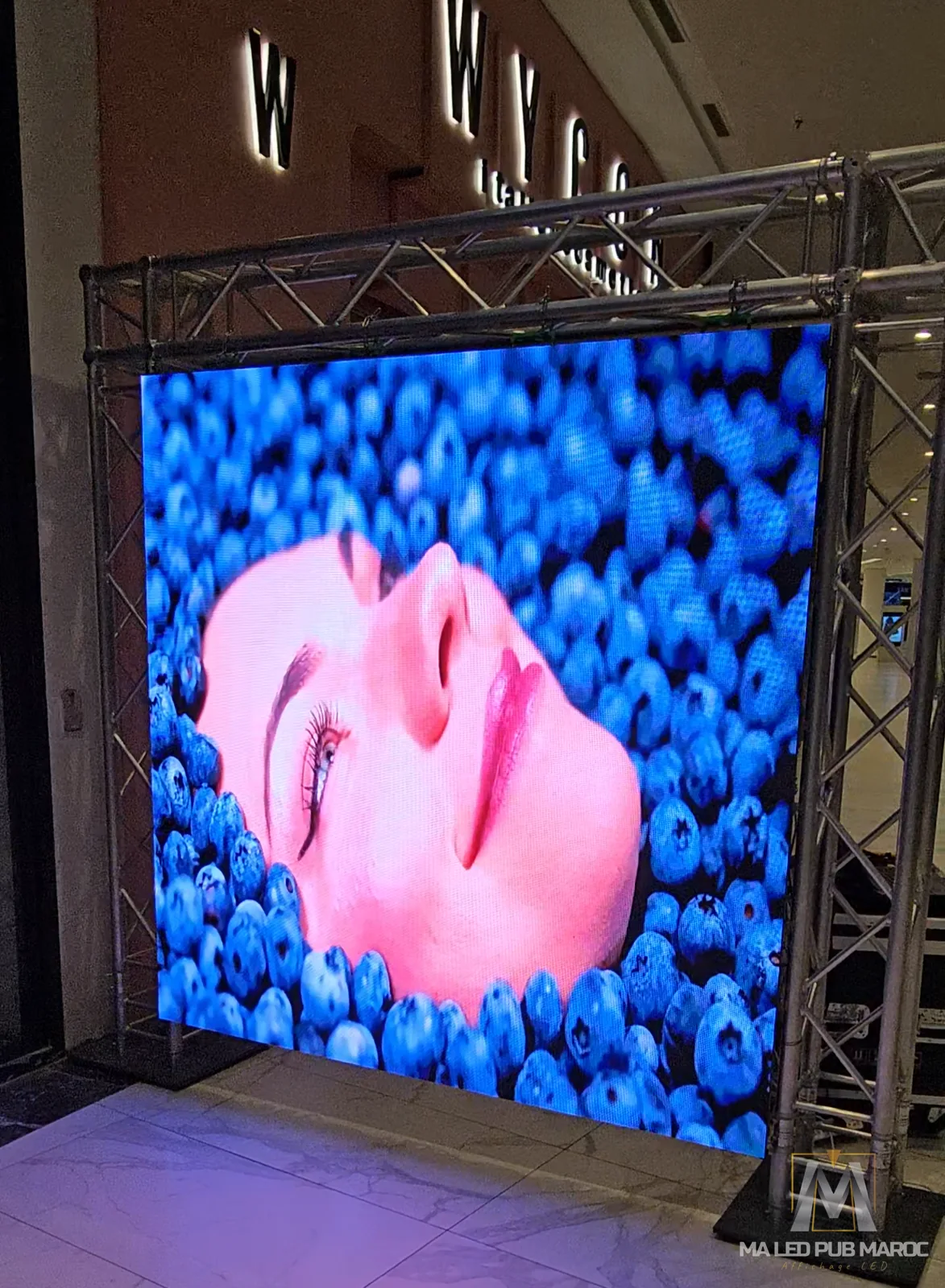 Écran LED d'Angle & Animation Vitrine - Wycon Cosmetics Mall