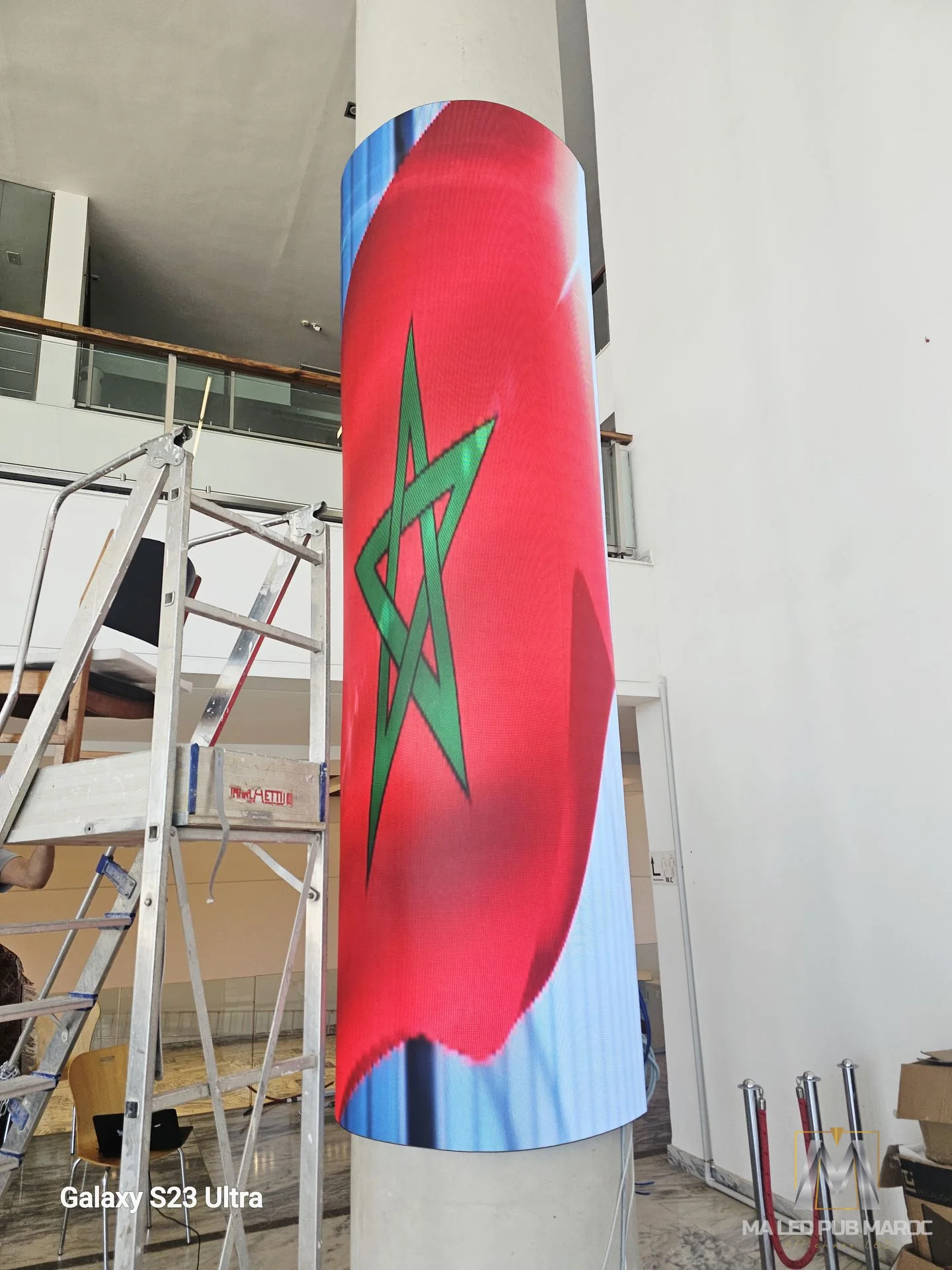 Écran LED Cylindrique sur Colonne Porteuse - Affichage Dynamique